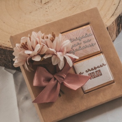 Caixinha com duas napolitanas e ramo