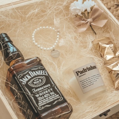 Caixa padrinhos  casamento whiskey e vela