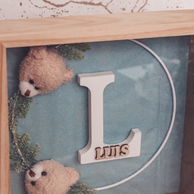 quadro decorativo com letra L, ursos de pelúcia e raminhos