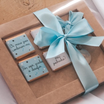 https://www.pimentarosalove.com/product/caixa-craft-chocolate-e-porta-chaves-convite-padrinho