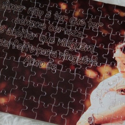 Quebra-cabeças com casal abraçado e texto em português