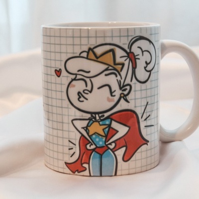 Caneca branca com desenho de personagem de desenho animado e fundo de grades cinza.