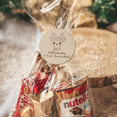 Pack de presentes com chocolates e Nutella & GO embrulhados em plástico transparente com etiqueta decorativa