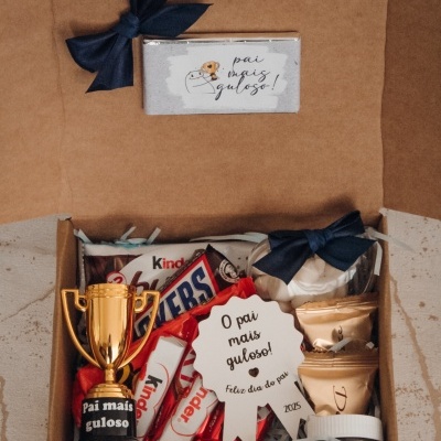 Caixa de presente com chocolates, café, Nutella, troféu e cartão para o dia do pai
