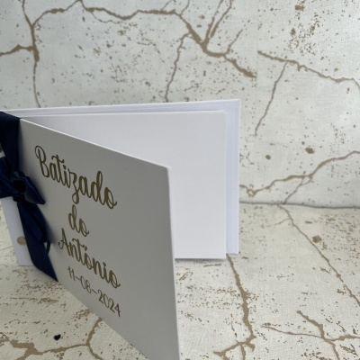 Convite de batizado branco com texto dourado e la E7o azul escuro