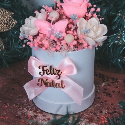 https://www.pimentarosalove.com/product/caixinha-com-flores-e-velas-rosa