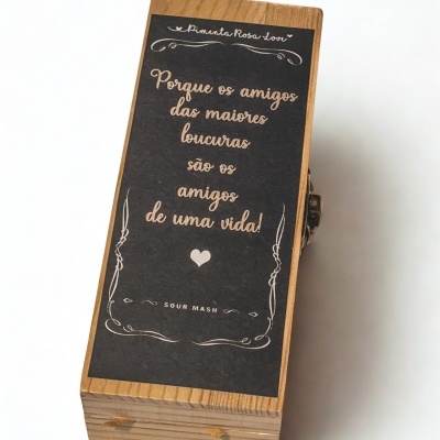 Caixa de madeira com tampa preta e texto decorativo em português