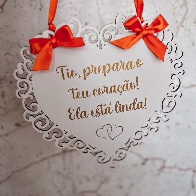 Placa coração branca com texto dourado e fitas laranja decorativas