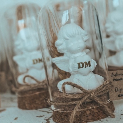 Lembrança anjo campanula com inicial castanho