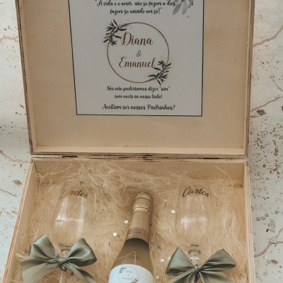 https://www.pimentarosalove.com/product/caixa-pedido-padrinhos-casamento