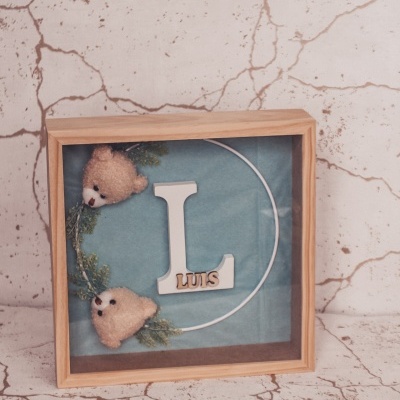 Caixa de madeira com decoração de letra L, nome Luis e cabeças de ursinho de pelúcia
