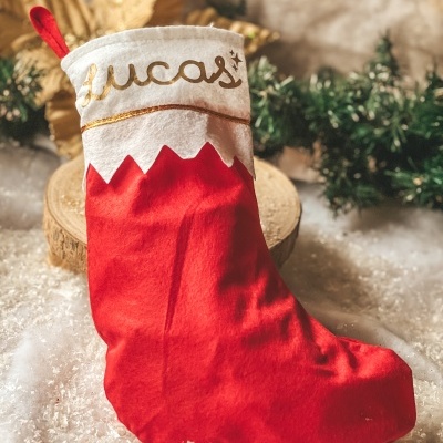 Meia de Natal vermelha e branca com nome Lucas em dourado
