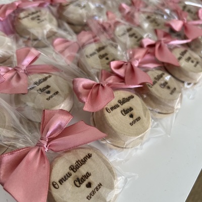 Lembranças de batismo com laço rosa e texto 'O meu Batismo Clara 02/07/23' embalada em plástico