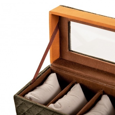 Caixa de arrumação em tecido verde com interior castanho e divisórias