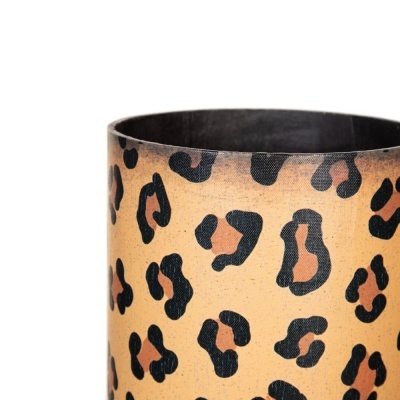 Copo cilíndrico com padrão animal print castanho e preto sobre fundo branco