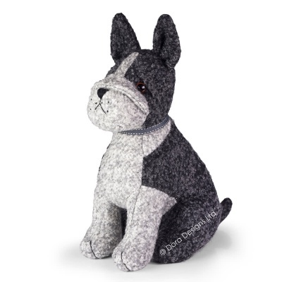 Boneco decorativo cão tecido cinzento e preto com coleira cinzenta