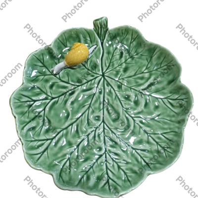 Prato decorativo em forma de folha com limão amarelo em cima