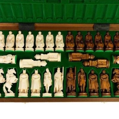 Xadrez com peças esculpidas em Madeira Xadrez com peças esculpidas em Madeira