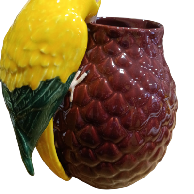 Caneca castanha com papagaio amarelo decorativo