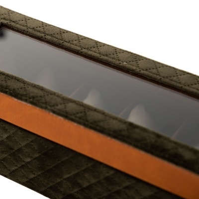 Caixa organizadora verde escura acolchoada com faixa castanha e tampa transparente.