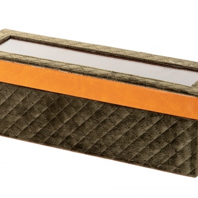 Caixa retangular verde escuro acolchoada com faixa laranja e tampo de vidro