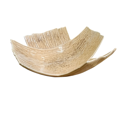 Prato decorativo cerâmico bege com formato de folha