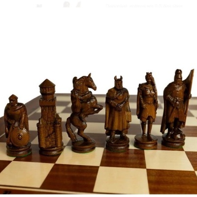 Xadrez com peças esculpidas em Madeira Xadrez com peças esculpidas em Madeira
