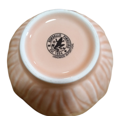 Taça de cerâmica rosa claro com marca BORDALLO PINHEIRO no fundo