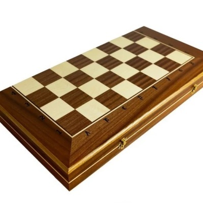 Xadrez com peças esculpidas em Madeira Xadrez com peças esculpidas em Madeira