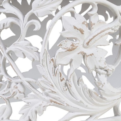 Decoração metálica branca envelhecida com padrão de folhas e flores