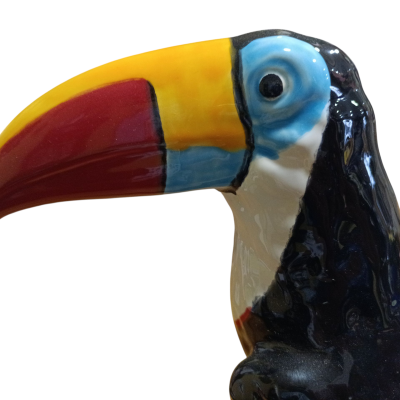 Escultura cerâmica cabeça de tucano colorida