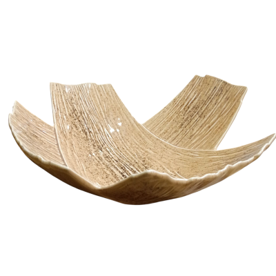 Prato decorativo em cerâmica bege texturado com padrão de madeira e formato ondulado