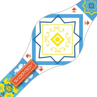 Pulseira branca com padrão geométrico azul e amarelo e etiqueta vermelha BandYBoy