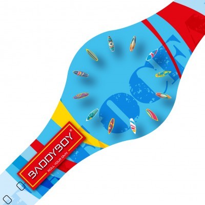 Relógio colorido com pequenos barcos no mostrador e logo BADMBOY