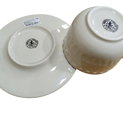 Conjunto de chávena e prato em cerâmica branca com selo da marca e etiqueta com código de barras