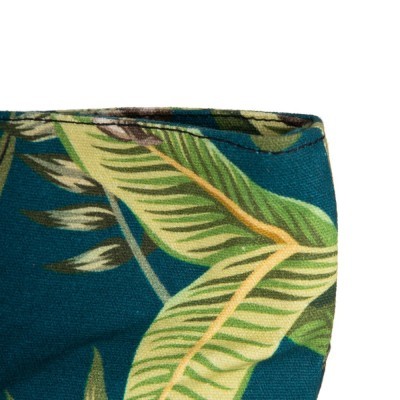 Tecido azul com estampado de folhas verdes e castanhas