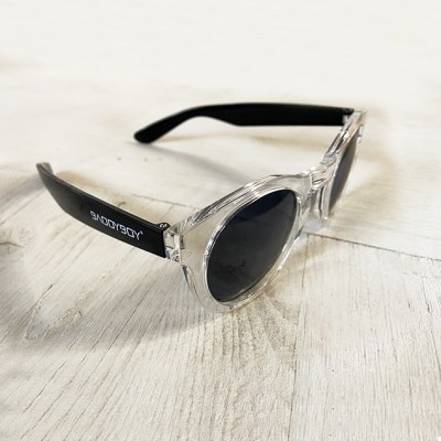 Óculos de sol transparentes com hastes pretas e texto SANDYBOY.