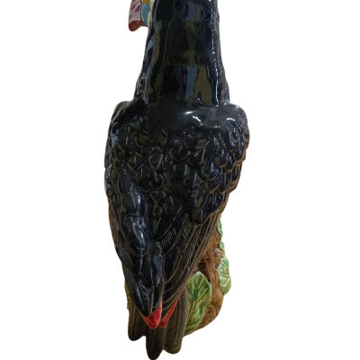 Estatueta cerâmica de tucano colorido sobre base esculpida