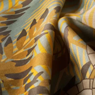 Tecido dobrado com padrão estampado em castanho, amarelo e azul claro