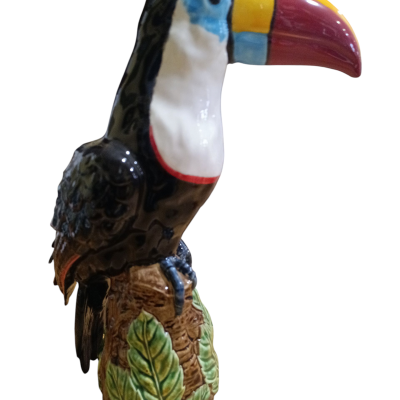 Estatueta cerâmica tucano colorido sentado em base com folhas verdes