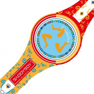 Relógio colorido com bracelete decorativa e texto BABY-BOY e tinkeles