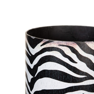 Recipiente cilíndrico com padrão de zebra preto e branco