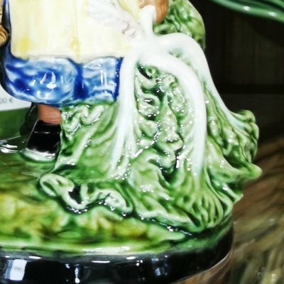 Menina com repolho e cesto laranjas tinteiro -  Coleção tinteiro  - Bordallo Pinheiro