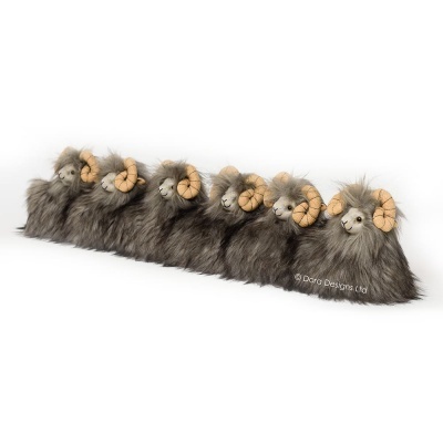 Sete figuras decorativas de carneiro com pêlo castanho cinzento e chifres castanhos sobre fundo branco