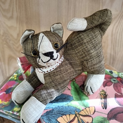 Pisa-Papéis Khaki Tabby Junior - Gato