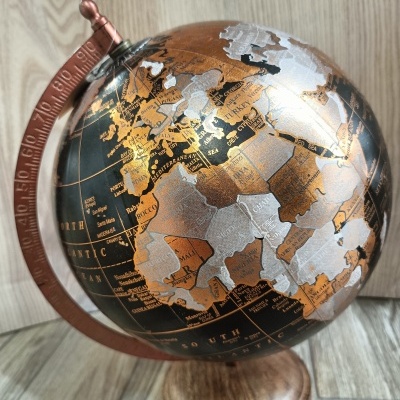 Globo Preto e Cobre com Base de Madeira Globo Preto e Cobre com Base de Madeira