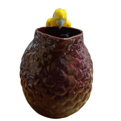 Vaso cerâmico castanho texturizado com pássaro amarelo no topo