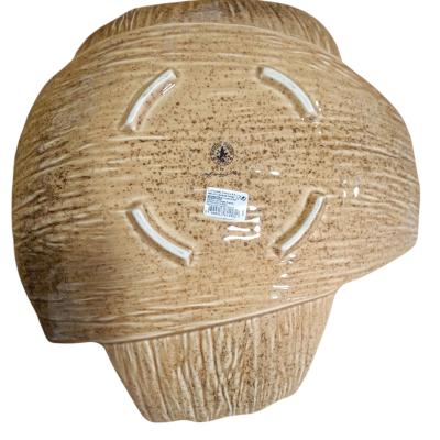 vaso de cerâmica bege com textura de madeira e etiqueta