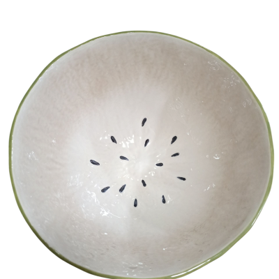 Tigela cerâmica branca com borde verde e sementes pretas no centro