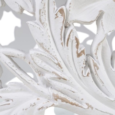 Detalhe decorativo branco envelhecido com padrão de folhas entalhadas